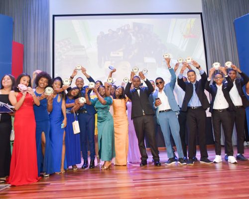 Estudiantes de 4to de secundaria son reconocidos en premios Cardoner 2024