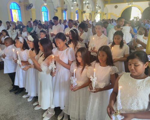 42 estudiantes reciben los sacramentos de Bautismo y Primera Comunión