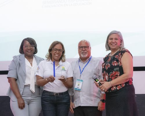 Ana Hilda Benítez es reconocida por su entrega y compromiso con la comunidad educativa Loyola